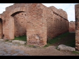 01518 ostia - regio ii - insula vi - casa del soffitto dipinto (ii,vi,5-6) - via della corporazzioni - li - raum 8 von norden - re - durchgang zur via della fontana - 12-2018.jpg